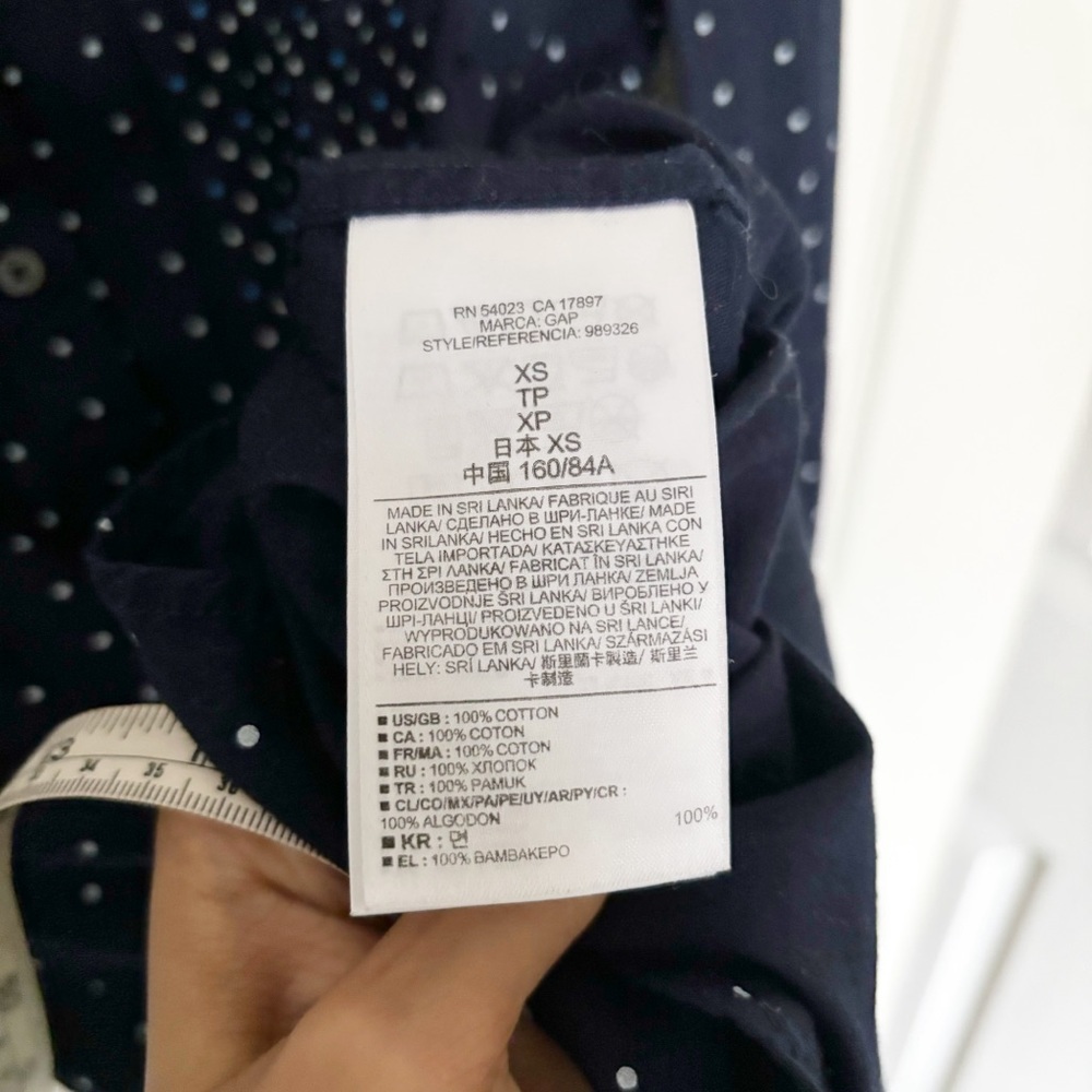 Gap The Fitted Boyfriend Navy  Button Down Polka Dotted Shirt Size Extra Small - Picture 4 of 4
